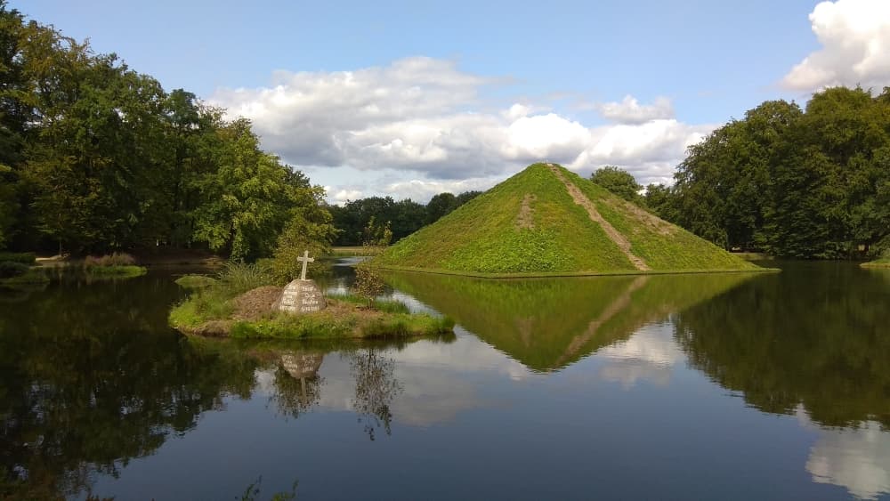 Branitzer Park und Schloss Branit Grab-Pyramide